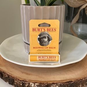 ✨New in box✨ Burt’s Bees Beeswax Lip Balm